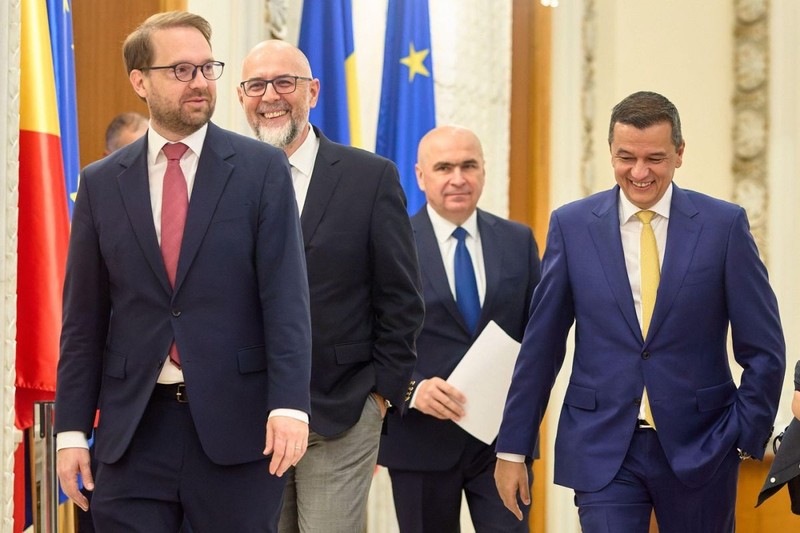 Dominic Fritz, Kelemen Hunor, Ilie Bolojan și Sorin Grindeanu sosesc la conferința de presă care a urmat semnării acordului de guvernare din iunie 2025