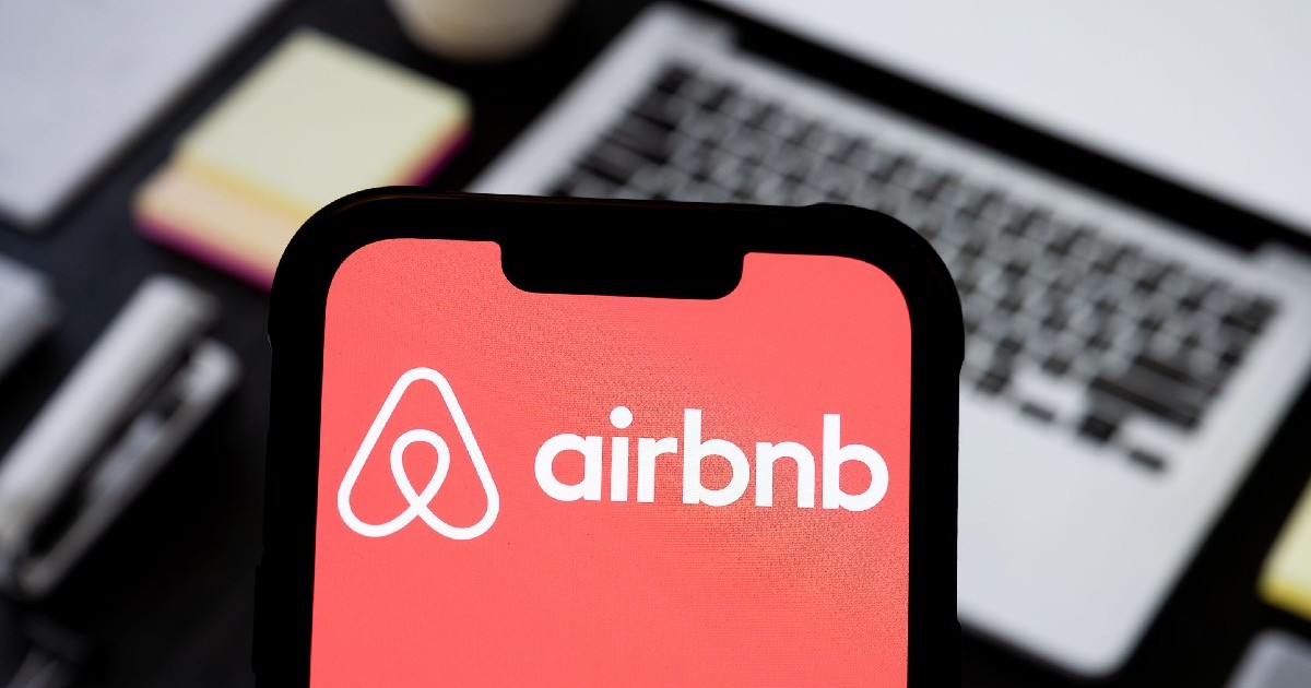 În această ilustrație foto, un logo Airbnb este afișat pe un smartphone.