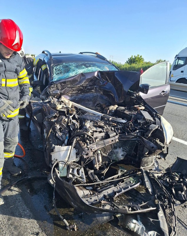 6 persoane, printre care doi copii, au ajuns la spital după un accident pe A1. O mașină s-a răsturnat