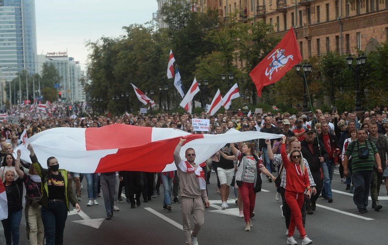 Protest uriaș la Minsk, în a patra săptămână de manifestații anti-Lukaşenko. Peste 30 de oameni au fost arestaţi