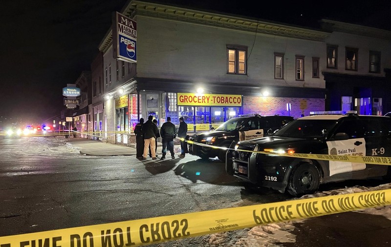 O persoană a murit și două au fost rănite într-o altercație dintr-o parcare din Minneapolis. Un suspect este în libertate