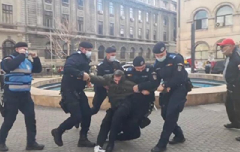 Bărbatul care a lovit un jandarm la protestul de luni din Piața Universității, plasat în arest la domiciliu