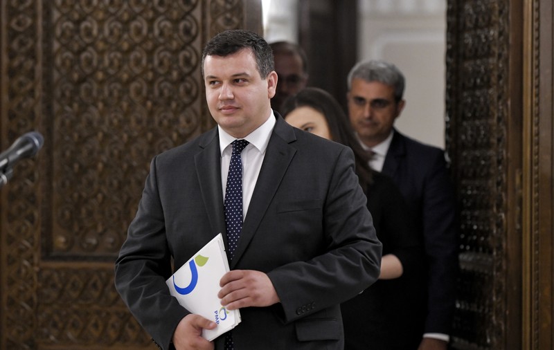 Premierul desemnat se întâlnește cu liderii PMP. Eugen Tomac: ”Reducerea numărului de parlamentari și alegerile în două tururi sunt chestiuni esențiale pentru noi”