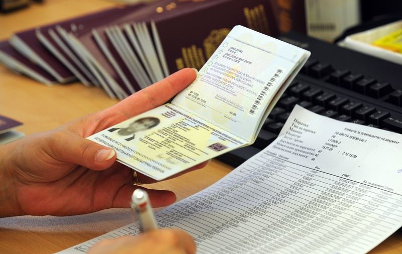 Obligată să facă teste ADN, pentru a fi lăsată să-şi vadă copilul