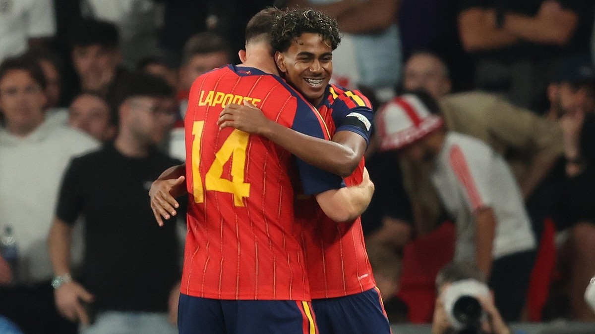 Lamine Yamal sărbătorește deschiderea scorului alături de Aymeric Laporte. Spania, victorioasă în fața Angliei 