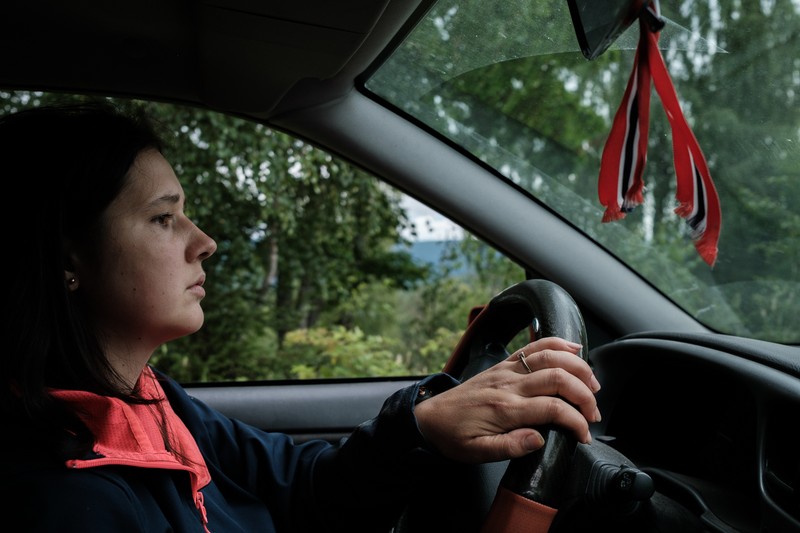 Roxana Stangebye conduce spre pădurea în care sunt localizate vacile. Comuna Sigdal, Norvegia