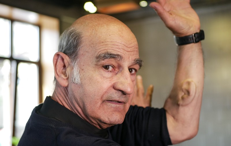 VIDEO / Stelarc, artistul cu o ureche implantată în braţ: ,,Oamenii aleg să-şi modifice corpul, nu-i forţează nimeni"