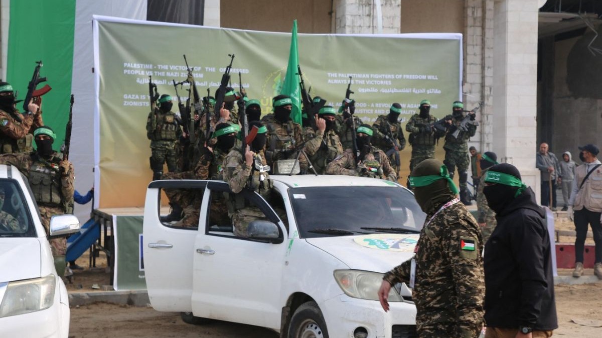 Membri ai Brigăzilor Al-Qassam și ai Brigăzilor Al-Quds sunt desfășurați în Piața Palestinei din orașul Gaza pentru eliberarea prizonierilor