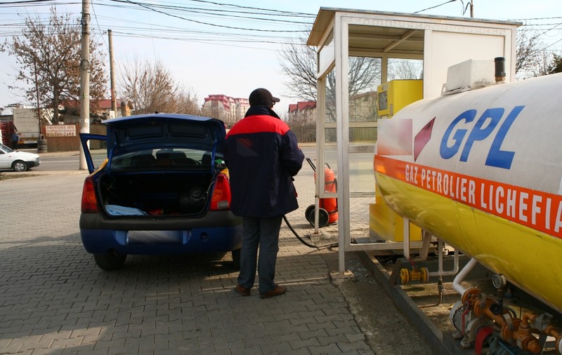 Românii au găsit arma împotriva carburanţilor super-scumpi: vânzările de instalaţii GPL au explodat!