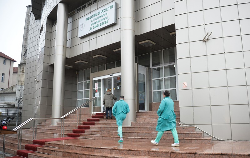 INVESTIGAȚIE. Asistentul cercetat penal pentru că a sedat premeditat 3 paciente internate în Spitalul Militar lucrează, în continuare, în aceeași secție. Spitalul spune că pacienții sunt în „siguranță” 