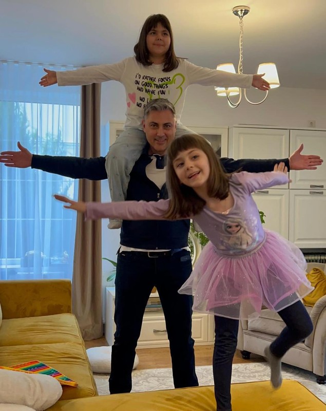 Alexandru Ciucu pleacă din nou cu fetele sale în vacanță. La ce înțelegere a ajuns cu Alina Sorescu pentru programul copiilor