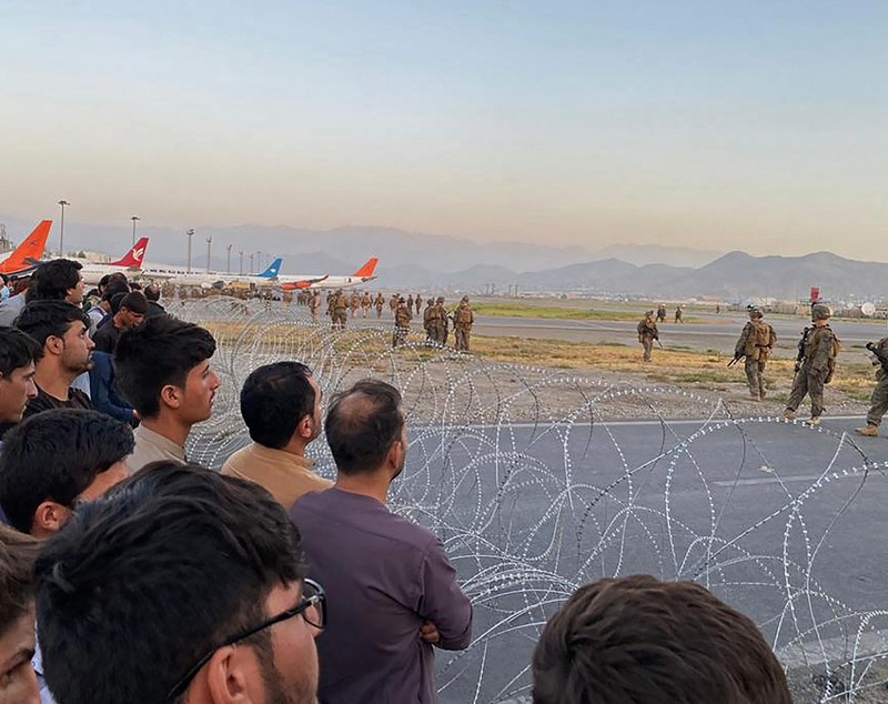 Disperare pe aeroportul din Kabul. Cel puțin 5 morți, după ce mii de oameni s-au îmbulzit să prindă un loc într-un avion