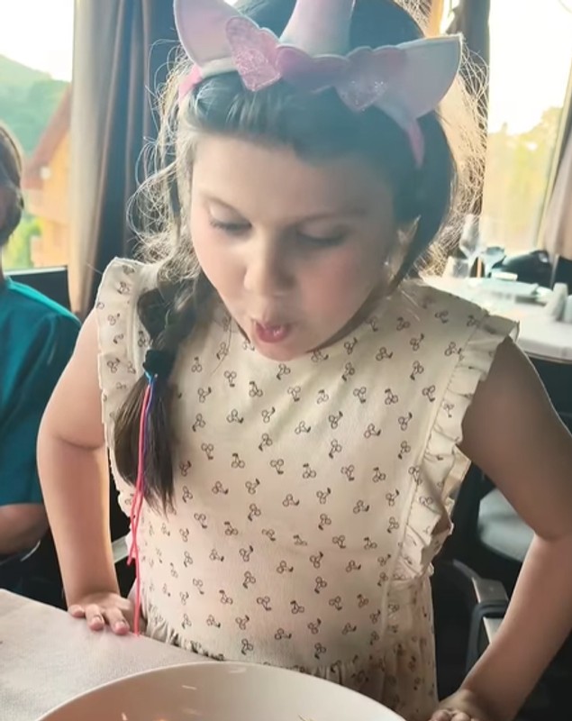 Cum au apărut Grasu XXL și Laura Andreșan de ziua fiicei lor, Maria, care a împlinit 7 ani. Cei doi s-au despărțit în 2020