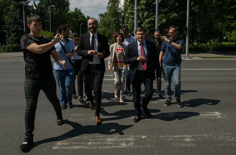 Maia Sandu, înconjurată de protestatari, la ieşirea din Parlament