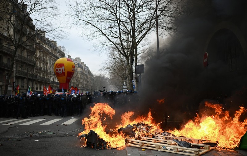 Confruntări violente la Paris, în cea de-a șaptea zi de proteste față de reforma pensiilor. 32 de persoane au fost arestate