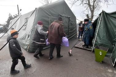 Refugiații din Mariupol, evacuați printr-un coridor umanitar ajung la un centru de cazare temporară din satul Bezymyannaya (foto Profimedia)