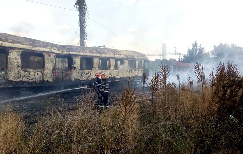 Trei vagoane dezafectate au luat foc în Gara din Caransebeş