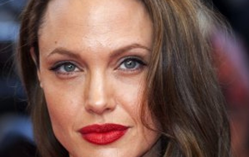 Doar trei dintre copiii Angelinei Jolie se aleg cu moştenire de la bunica