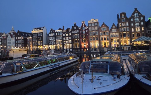 Amsterdam e atât de supărat pe turiști, încât vrea să închidă portul de croaziere și să-i taxeze cu 20%