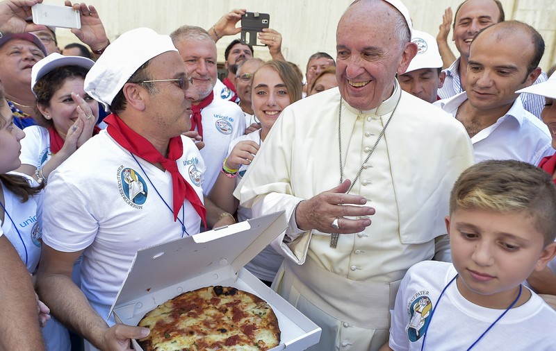 Papa Francisc, „petrecere” cu pizza în cinstea sanctificării Maicii Tereza / FOTO