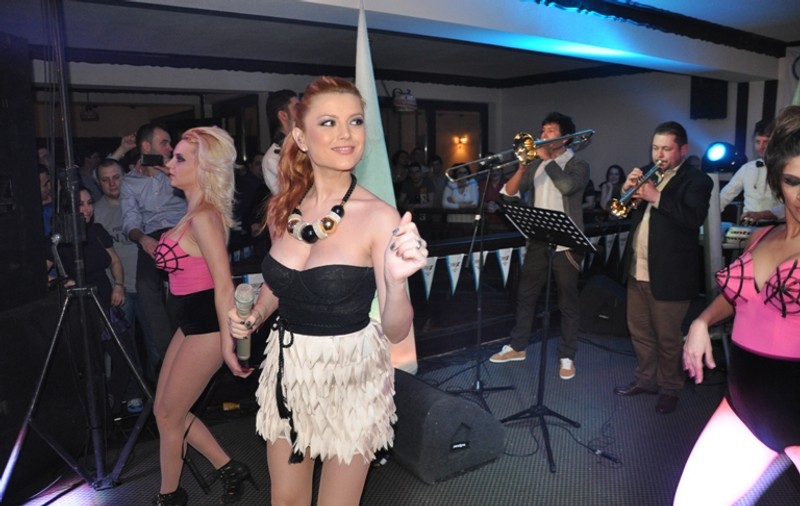 Elena Gheorghe îşi botează fiul după Paşti