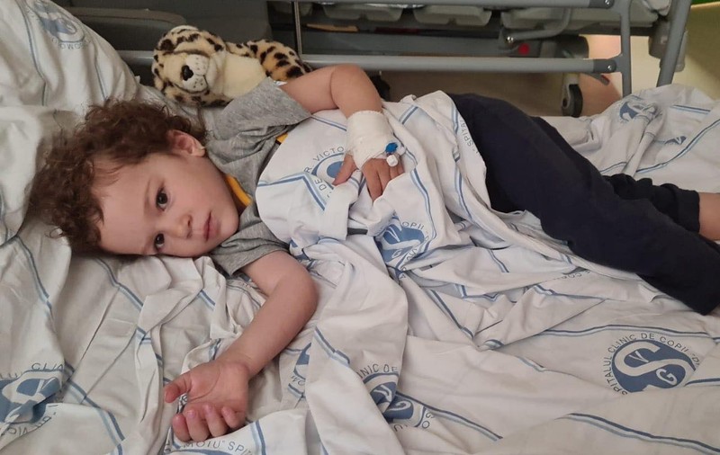 Povestea emoționantă a unei fetițe de 3 ani diagnosticate cu o tumoră de două kilograme. „Riscă să se sufoce”