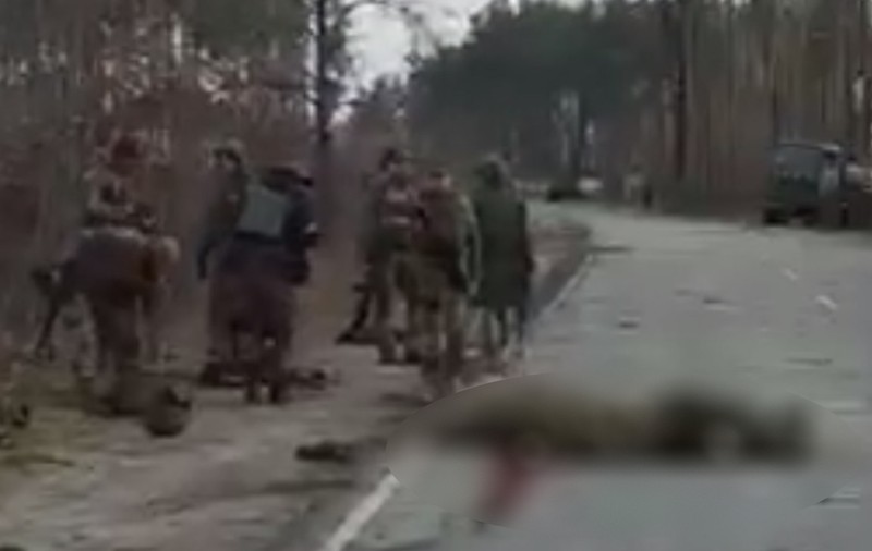 Video în care pare că soldați ucraineni execută soldați ruși răniți și capturați, lângă Kiev