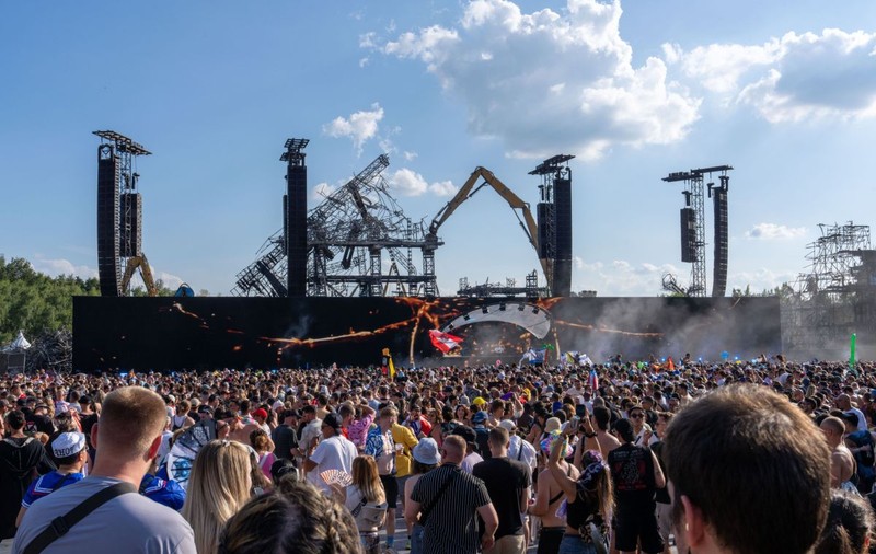 Festivalul Tomorrowland a început, la două zile după ce scena principală a fost mistuită de foc