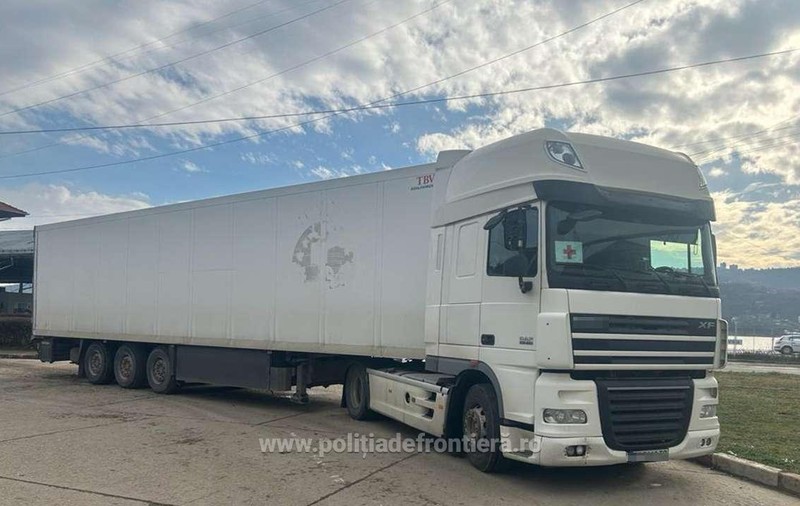 Ţigări de contrabandă de 1,5 milioane de euro, găsite în Vama Bechet, ascunse într-un camion care transporta produse de igienă