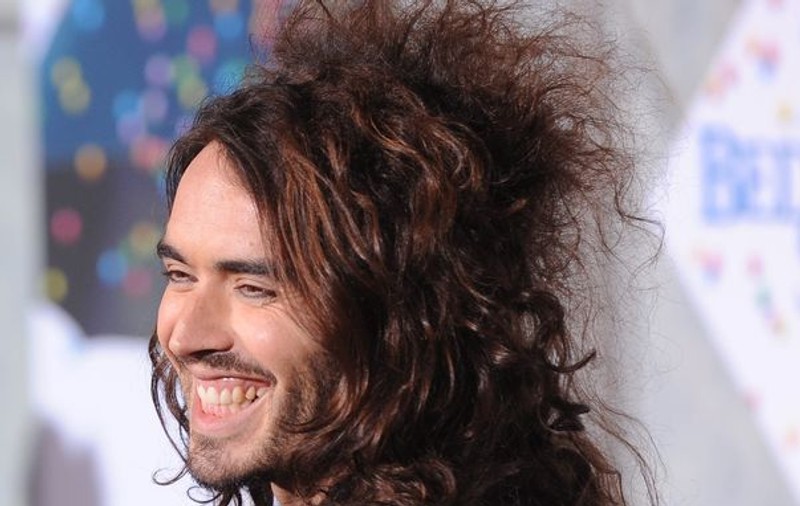 Ce mărinimos! Russell Brand a dus un cerşetor la el acasă
