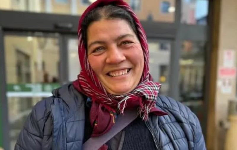 Patru frați români cerșesc pe străzile din Italia de 26 de ani, iar autoritățile vor să-i evacueze din corturi: „Trăim din pomană”