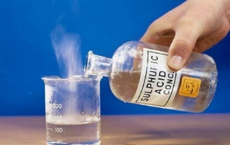 Bărbatul din Iași stropit cu acid, confundat cu o fată de 17 ani. Atacatorii au greșit ușa