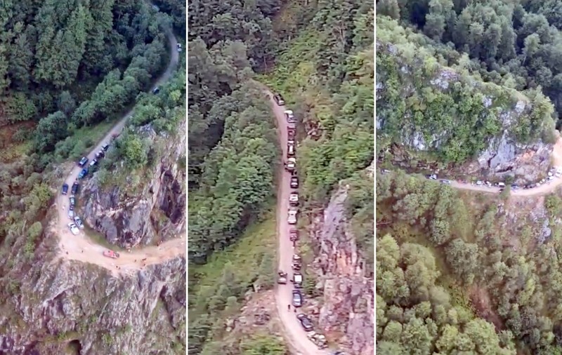 200 de oameni, aflați în 110 mașini, au rămas blocați pe drumul Câmpul lui Neag - Herculane din Hunedoara, din cauza aluviunilor