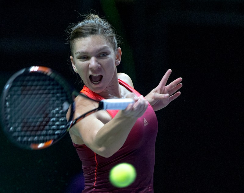 DEZASTRU LA TURNEUL CAMPIOANELOR. Halep a fost învinsă în două seturi de Radwanska şi a ratat semifinalele. A cedat psihic, după ce a pierdut primul set la tiebreak, 5-7, de la 5-1. Simona va încasa 304.000 $. Încheie anul pe 2! / FOTO&VIDEO