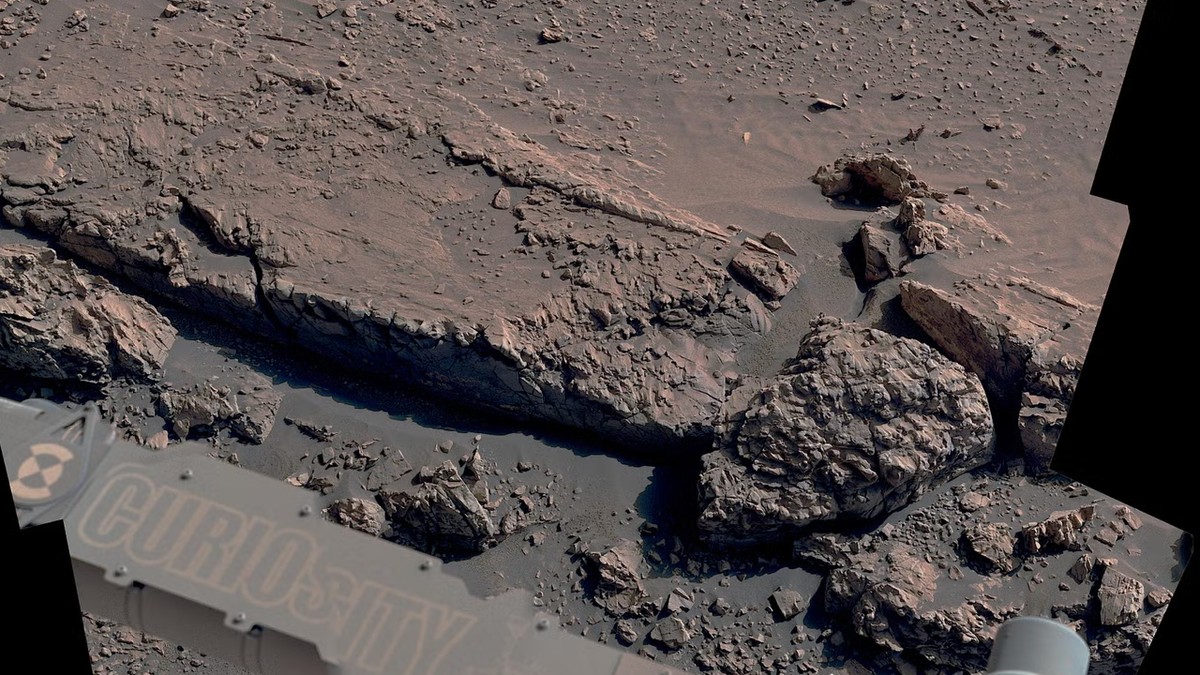 Imaginile transmise de Curiosity arată dovezi ale existenței unor vechi cursuri de apă subterane care traversează creste joase