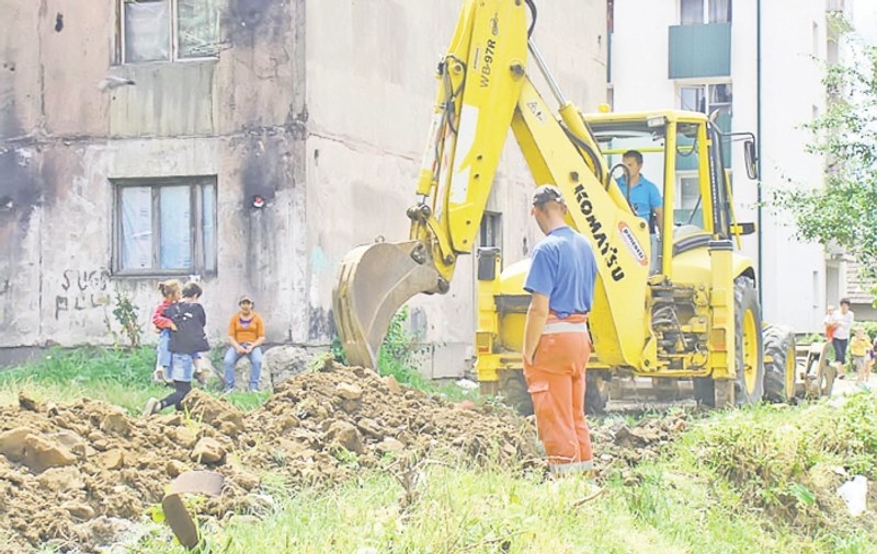 Au început să facă zidul care-i va despărţi pe rromi de restul oraşului