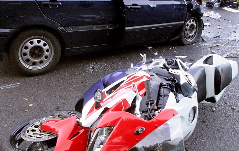 Un motociclist a murit după ce a intrat în maşina unor nuntaşi 