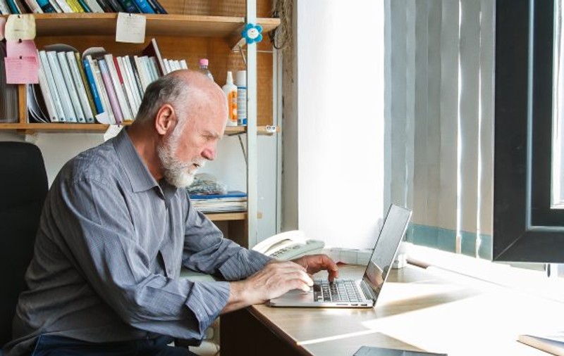 Profesorul ieșean care a digitalizat dicționarul limbii române. „După ce ai luat un bacalaureat, se mai admite să faci erori în scris?”