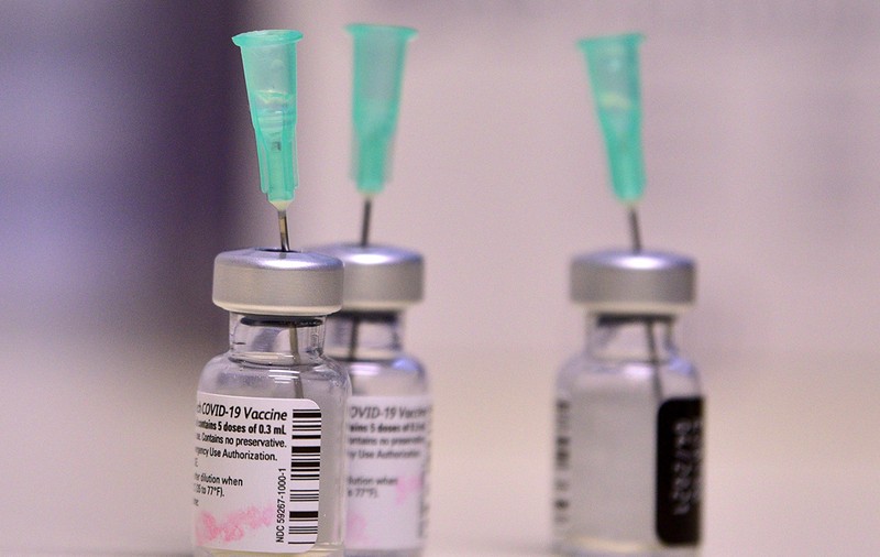 Japonia anunță că a dezvoltat o seringă pentru a extrage o doză suplimentară din flaconul de vaccinuri Pfizer