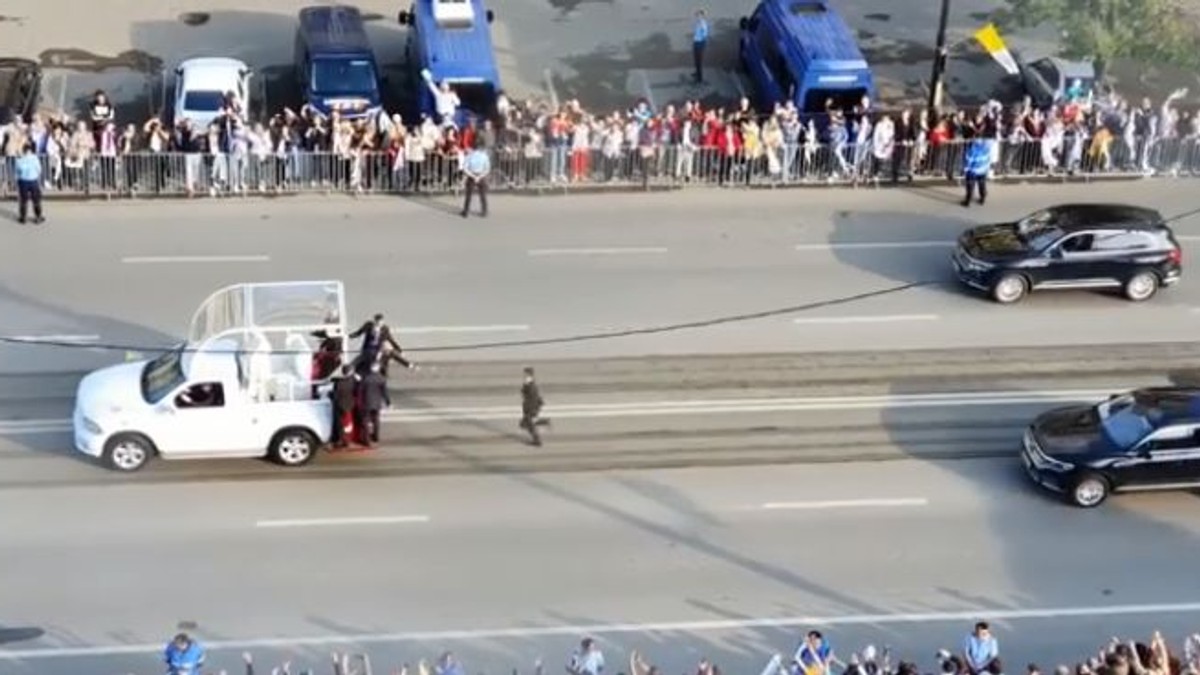 Moment haios cu un agent de securitate în timpul vizitei Papei la Iași