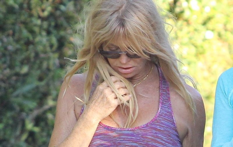 DIZGRAȚIOS! Goldie Hawn, fără sutien și cu pieile lăsate | FOTO
