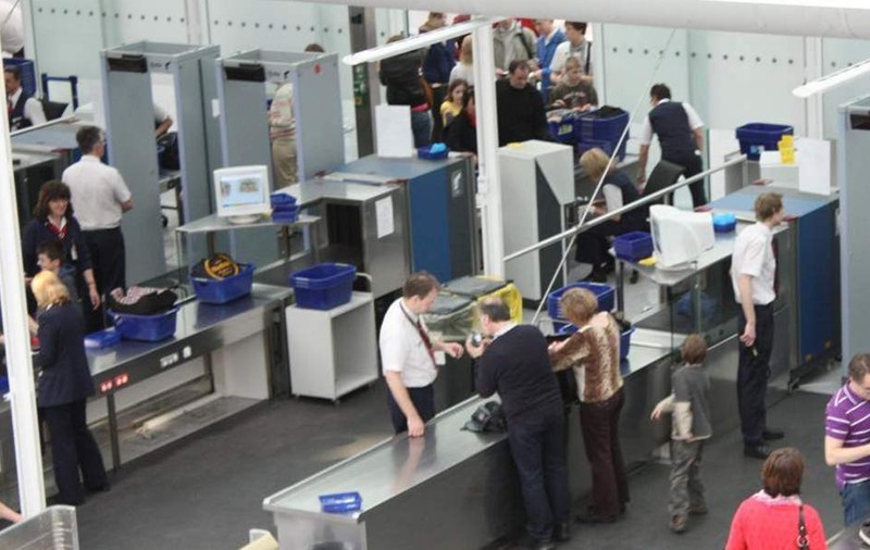 Româncă arestată pe Aeroportul din Atena. Femeia avea în bagaj peste 400 sute de paşapoarte și cărți de identitate