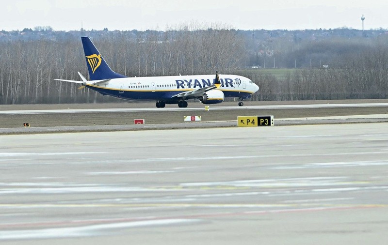 Un zbor Ryanair a întârziat trei ore din cauza unui roi de țânțari: „Avionul s-a umplut de țânțari și pete de sânge”