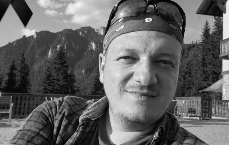 Imagine alb negru cu un bărbat cu ochelari de soare pe cap