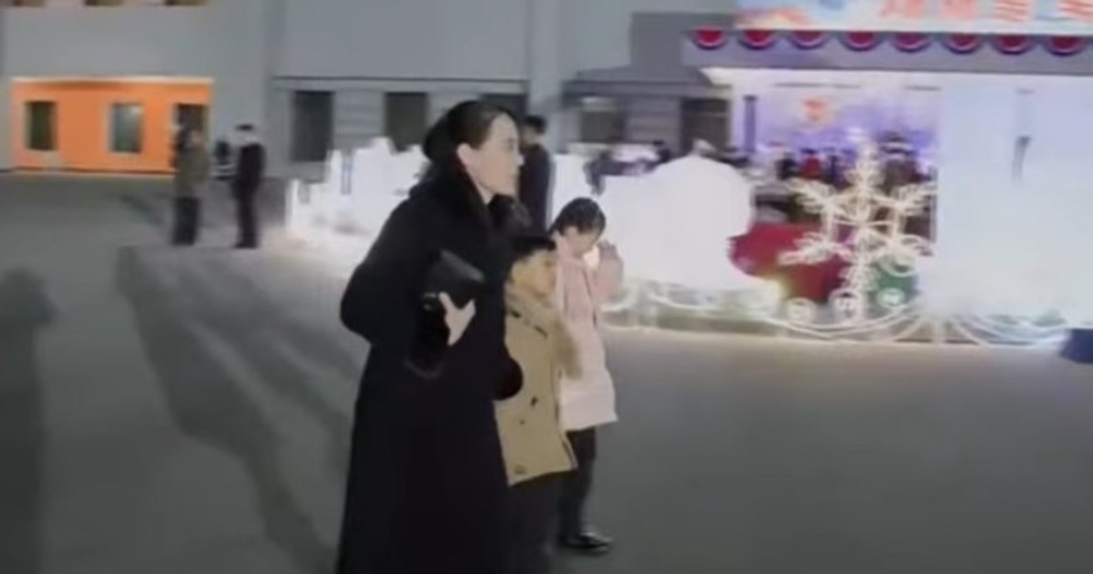 Kim Yo-jong, sora lui Kim Jong-un, alături de cei doi copii ai săi, pe 31 decembrie 2024 Captură X @NorthNKAAL