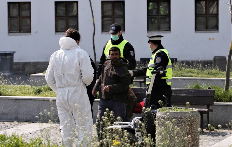 Poliția adună oamenii străzii și îi duce la adăposturi. Măsura este cuprinsă în Ordonanța Militară 3