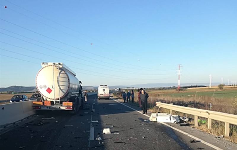 Cisternă cu combustibil, implicată într-un accident în Prahova. Sunt patru victime, între care și un copil