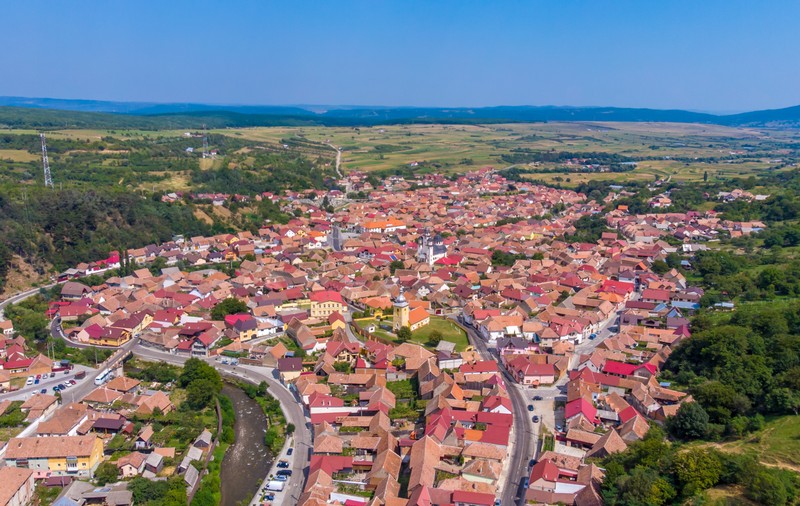 Noi reguli pentru românii care stau la sat. Construcții care pot fi ridicate fără autorizație, doar cu o notificare la primărie