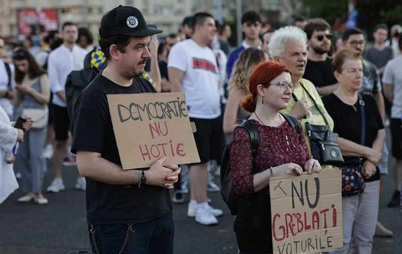 Protest cu câteva sute de oameni în Piața Victoriei, la care participă și Clotilde Armand. Oamenii cer renumărarea voturilor