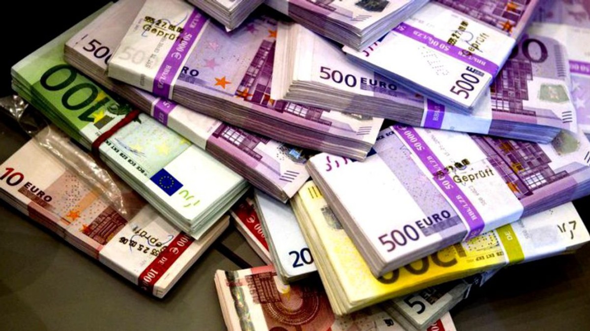 VIDEO Bărbatul care i-a oferit 12.000 de euro mită unui agent de la Rutieră avea banii dintr-un furt